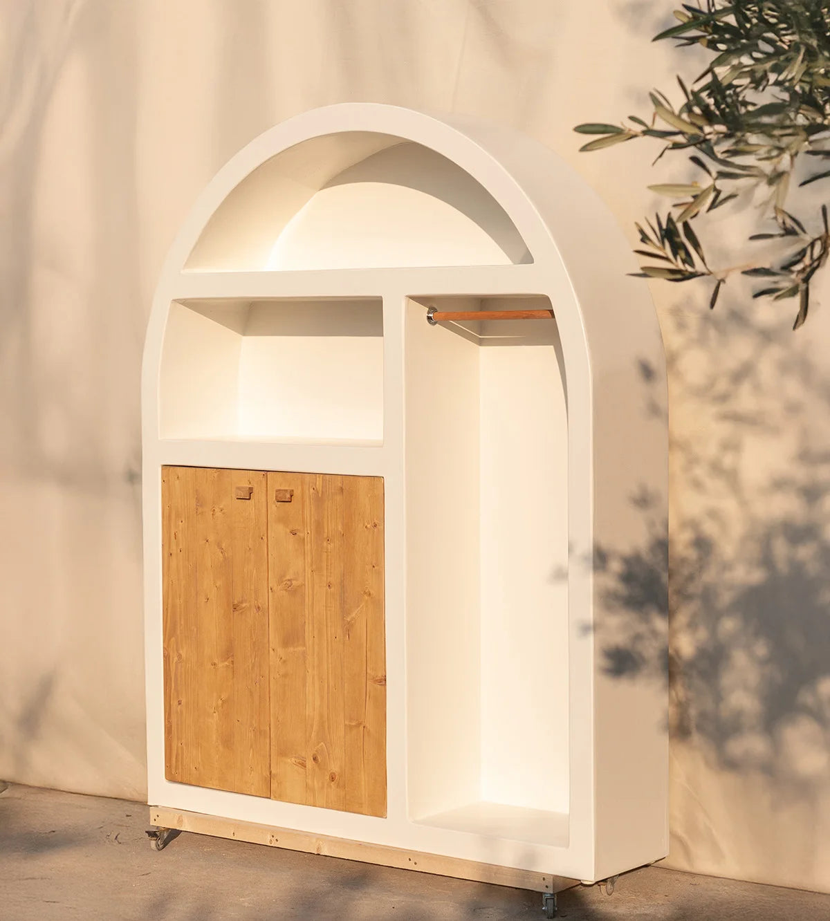 La commode Santorini Chic Arch avec portes en bois