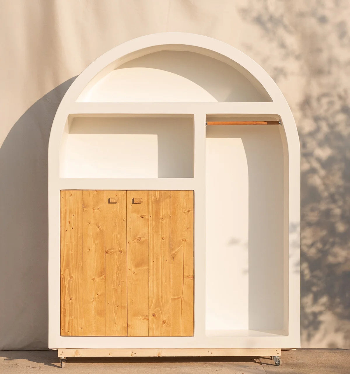 La commode Santorini Chic Arch avec portes en bois
