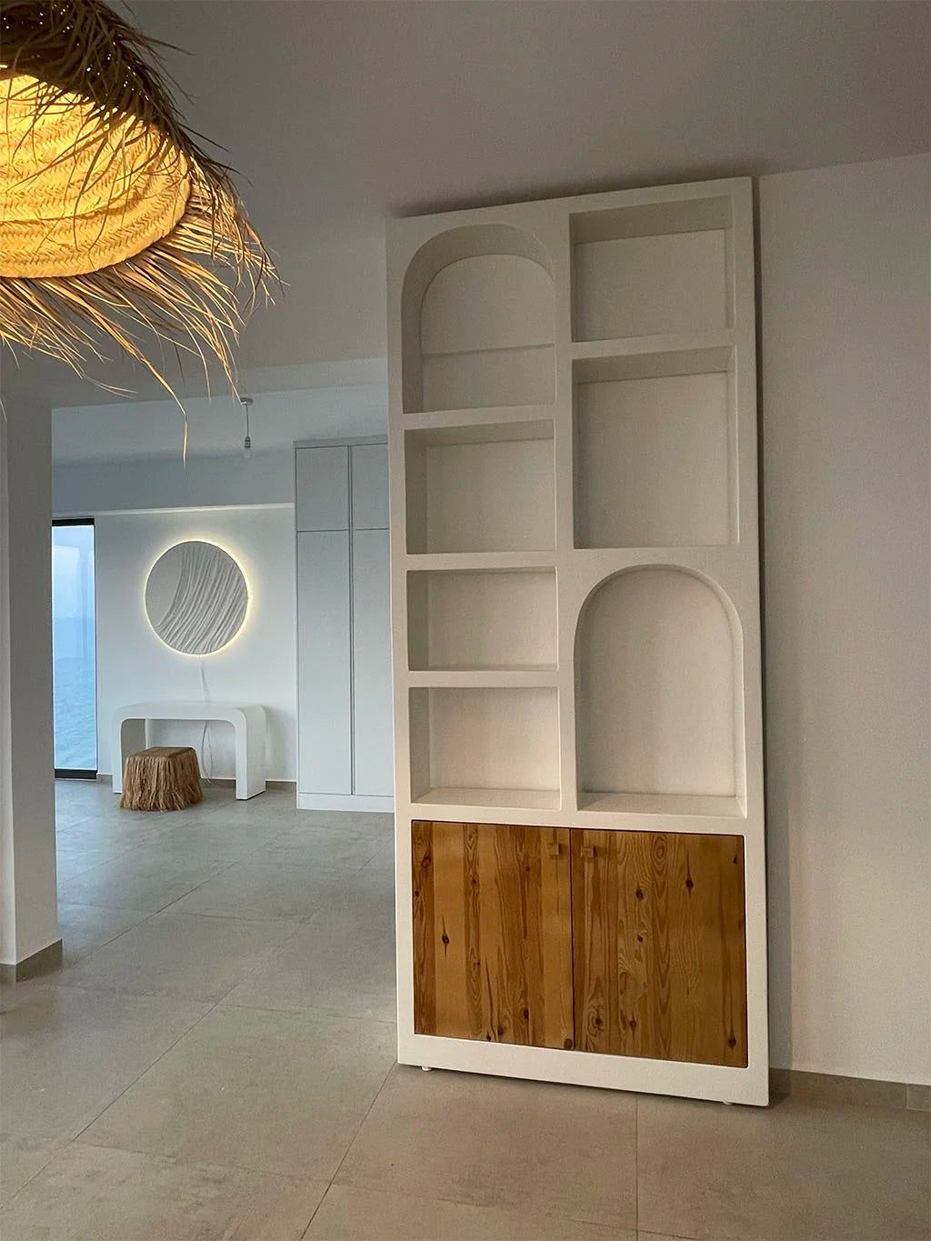 Le meuble Santorini Airy avec portes en bois