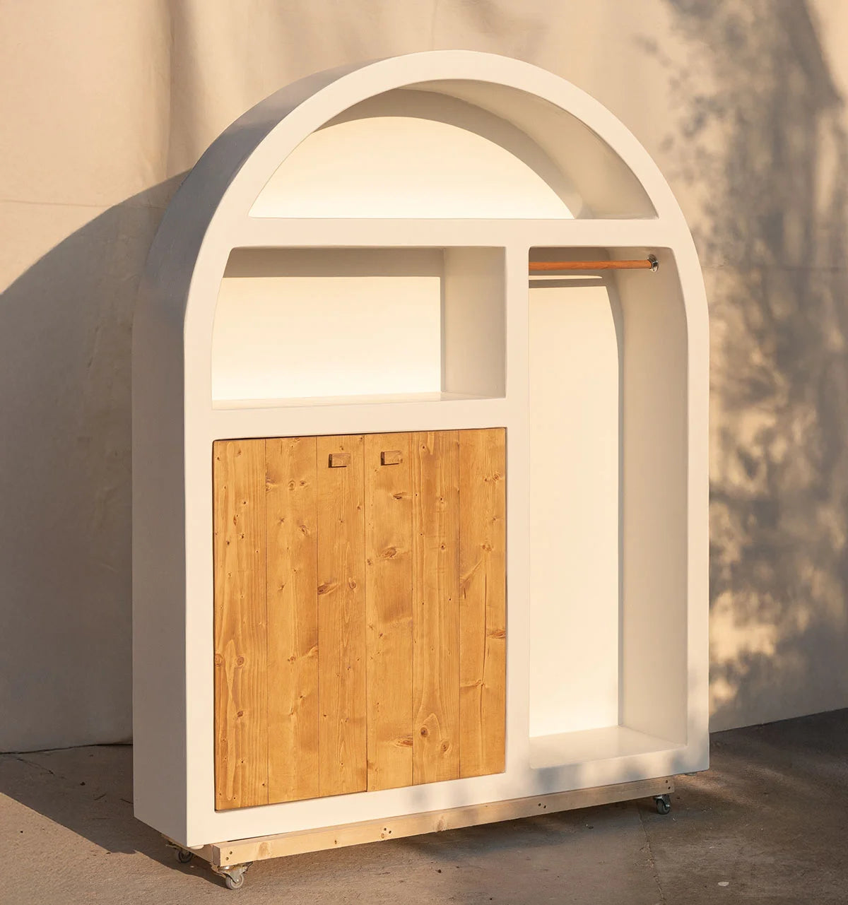 La commode Santorini Chic Arch avec portes en bois