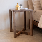 Petite Table Carrée en Bois de Noyer – Élégance Naturelle