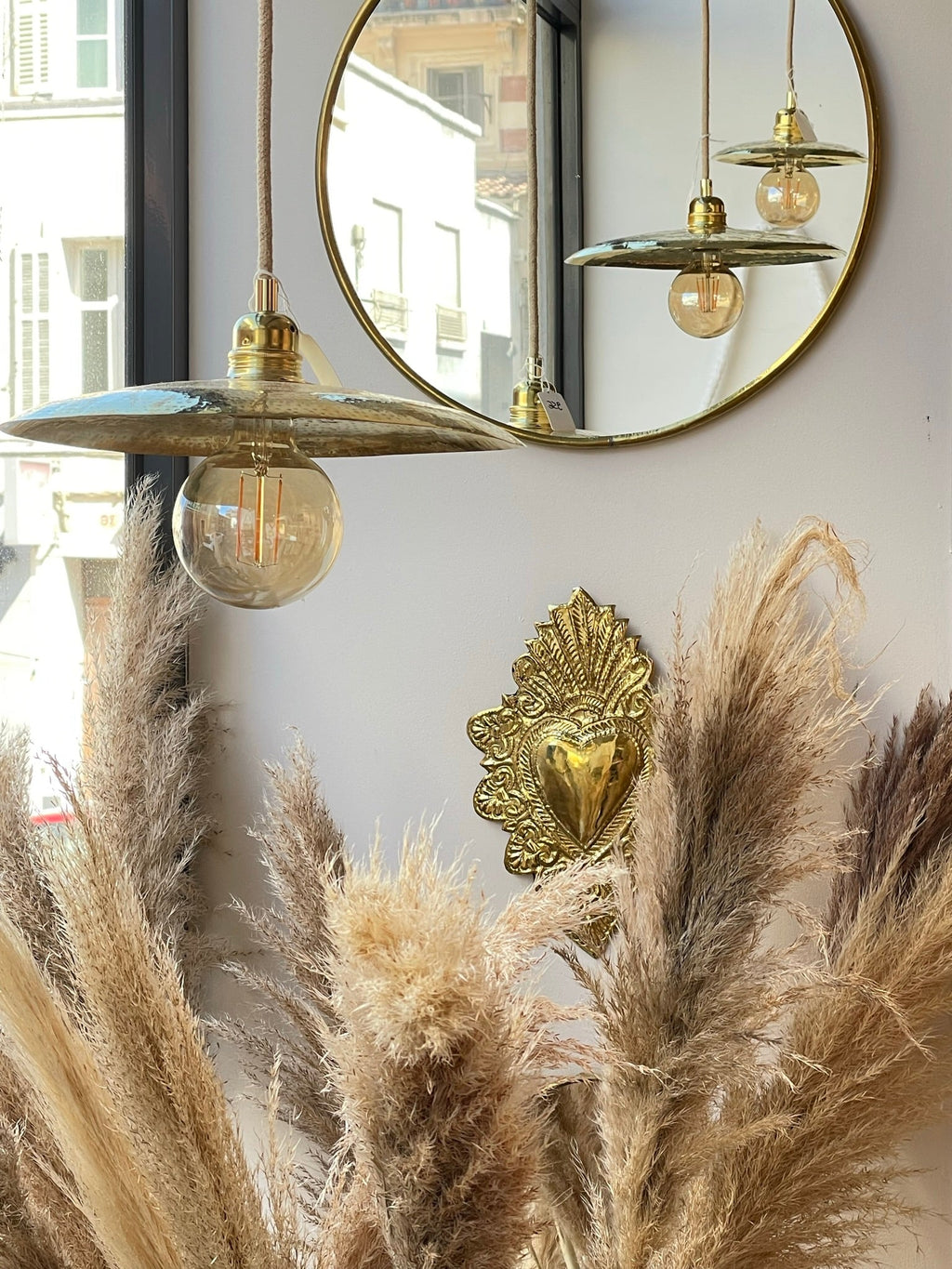 Suspension en Laiton Martelé – Élégance et Raffinement