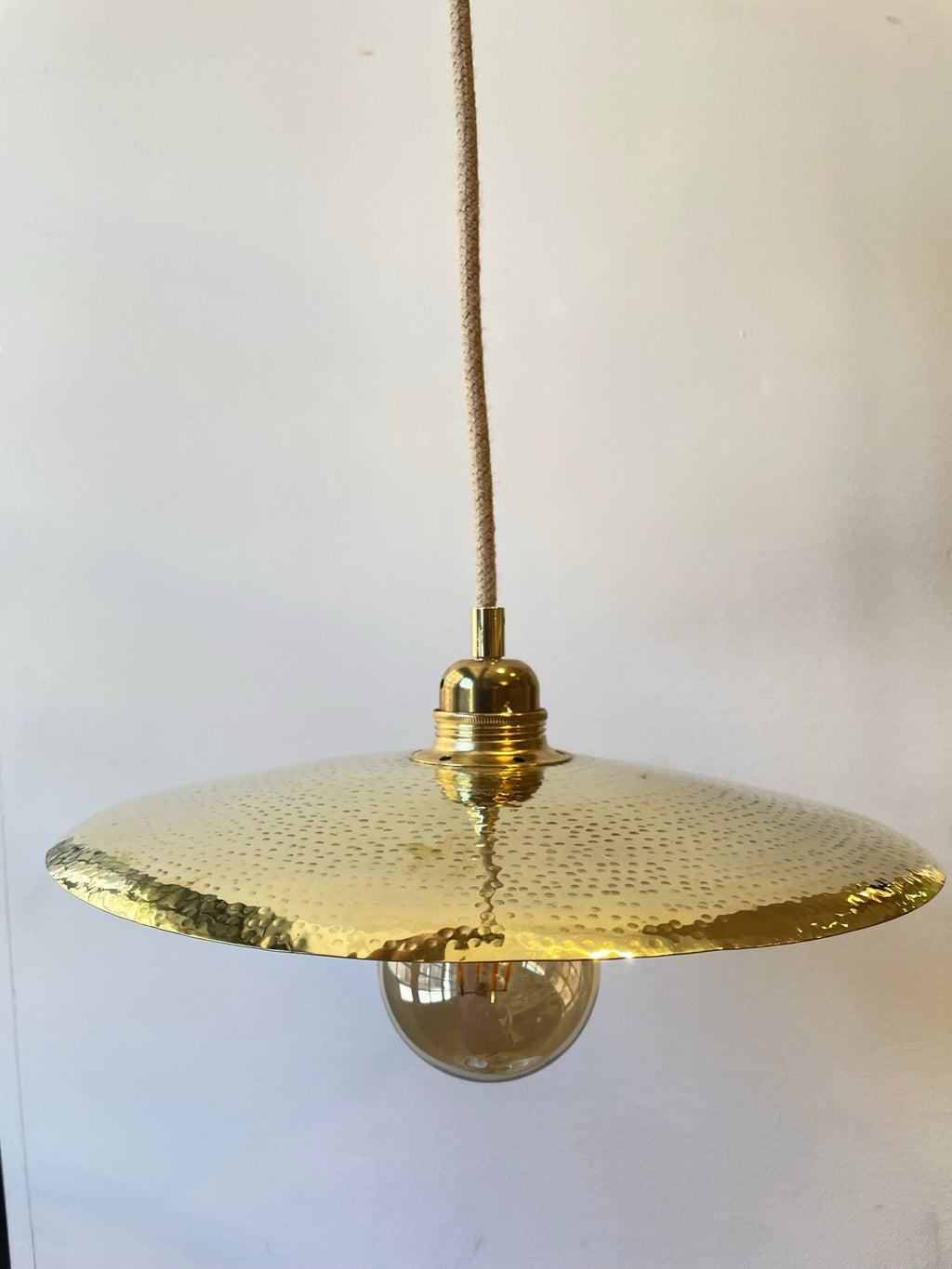 Suspension en Laiton Martelé – Élégance et Raffinement