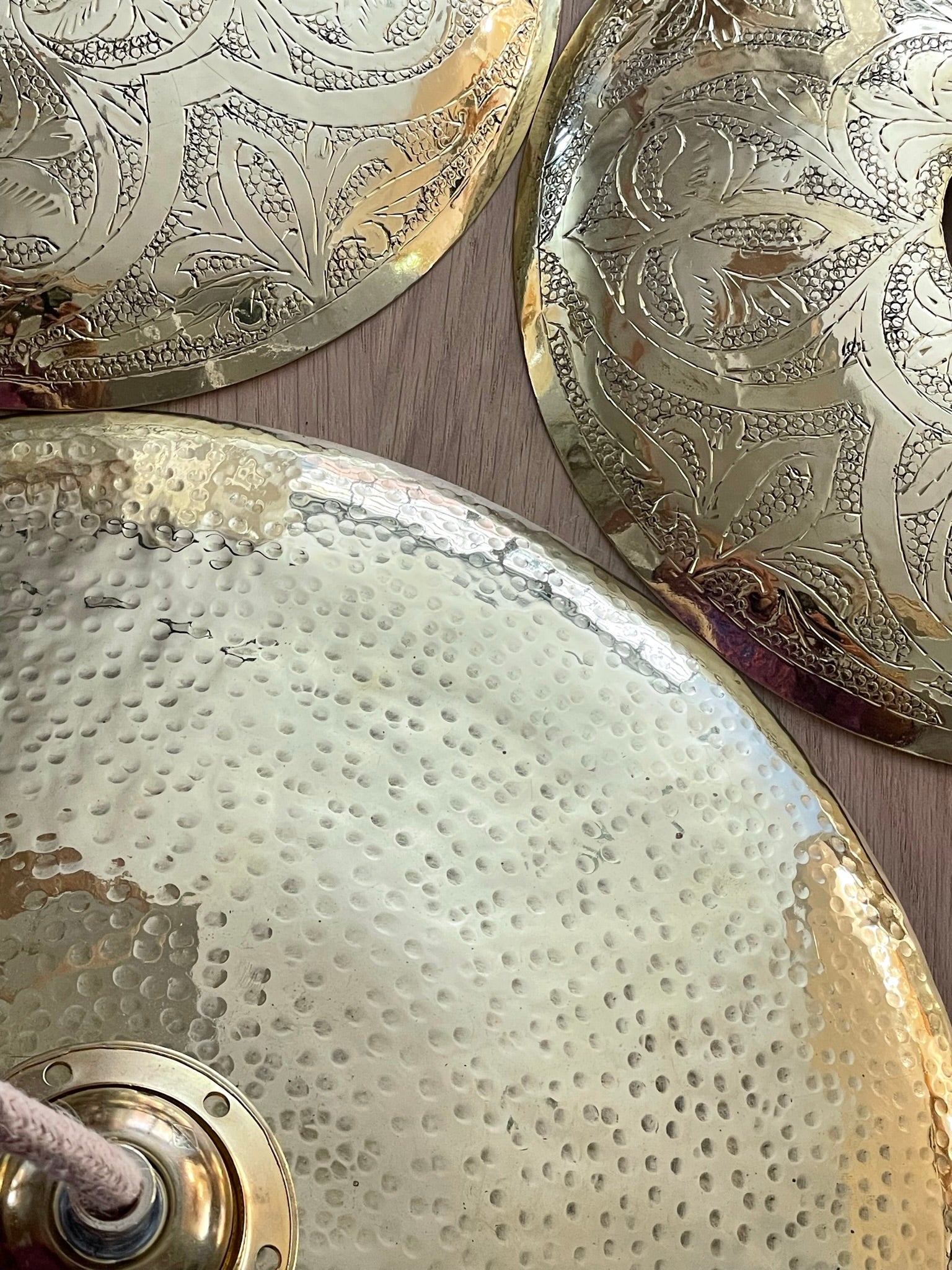 Suspension en Laiton Martelé – Élégance et Raffinement