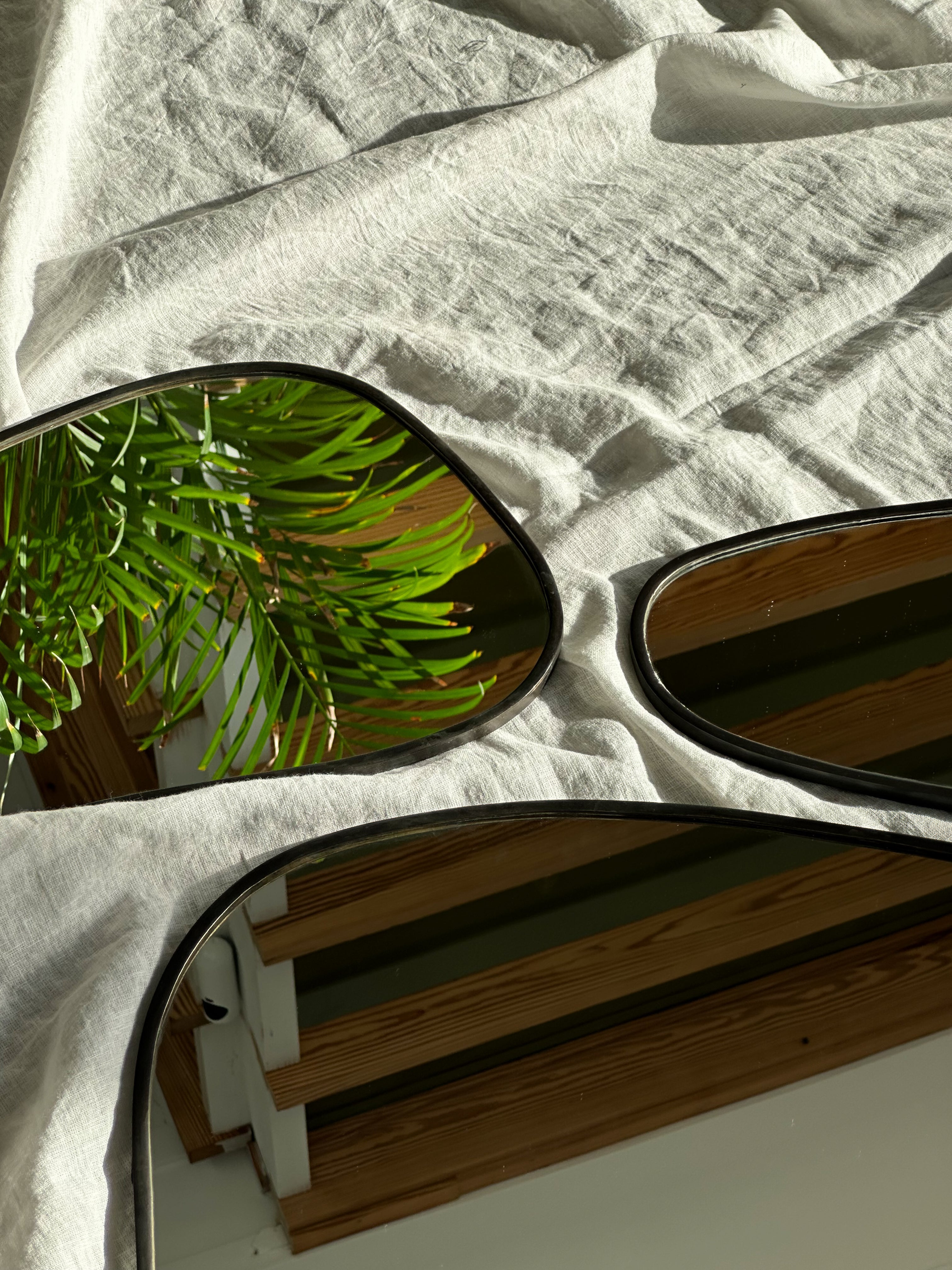 Miroir en Laiton Noir Artisanale – Élégance Sombre et Raffinée