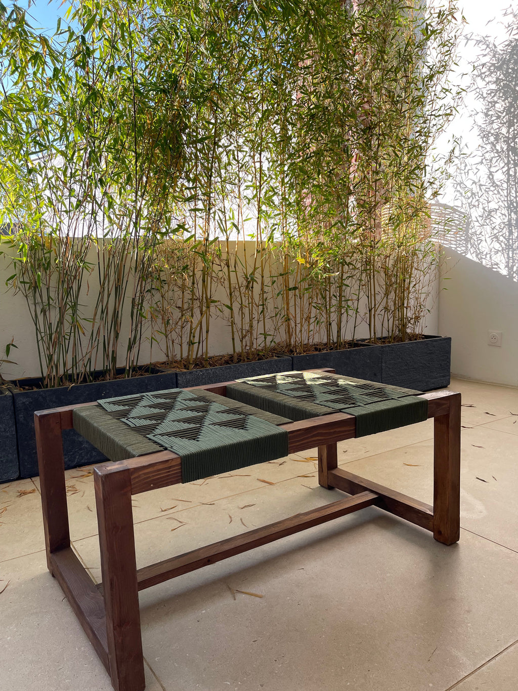 Banc en Bois de Noyer et Fil Nylon - Élégance et Polyvalence