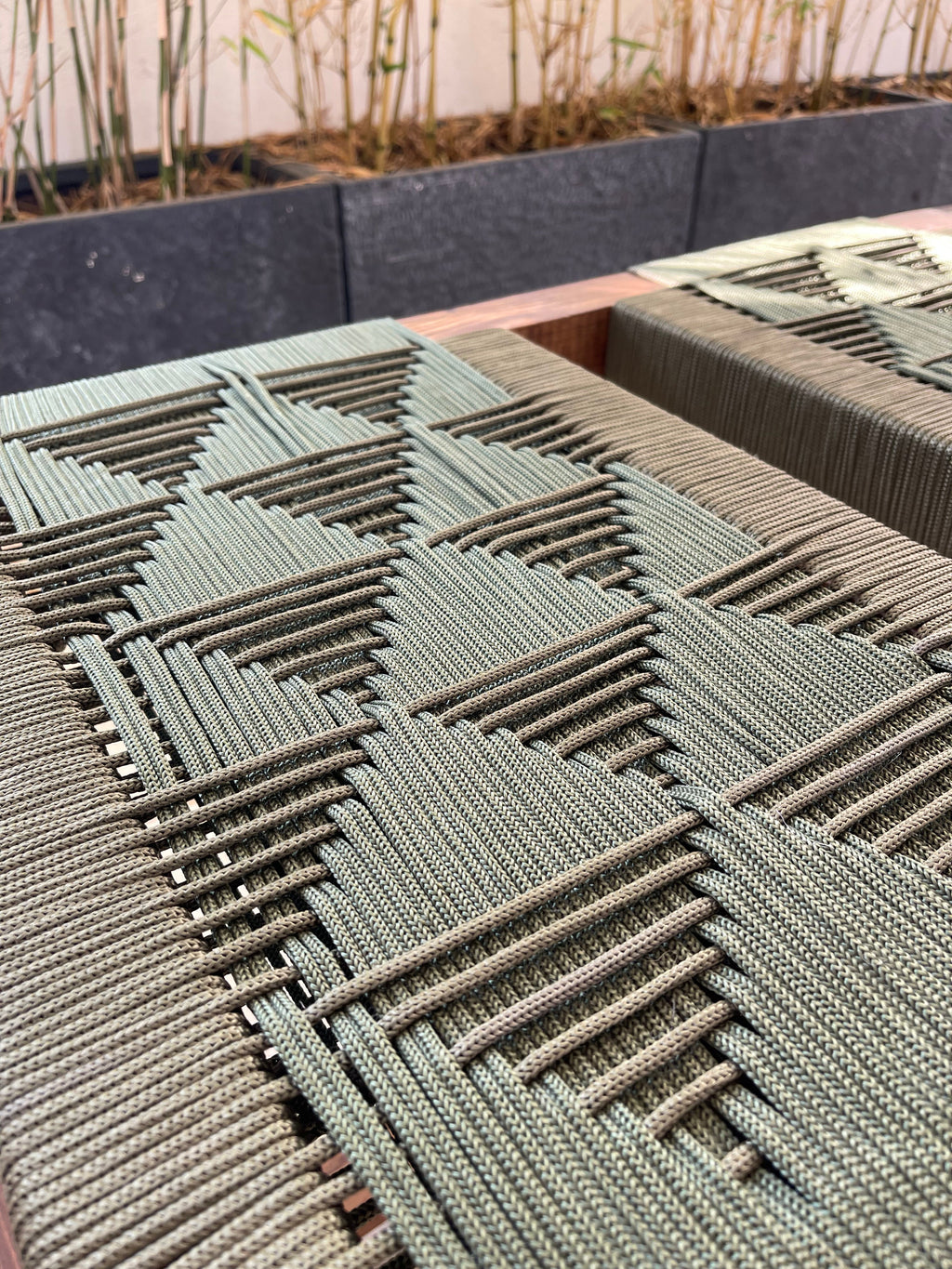 Banc en Bois de Noyer et Fil Nylon - Élégance et Polyvalence