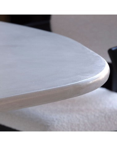 Table à Dîner en Béton Ciré – Forme Organique