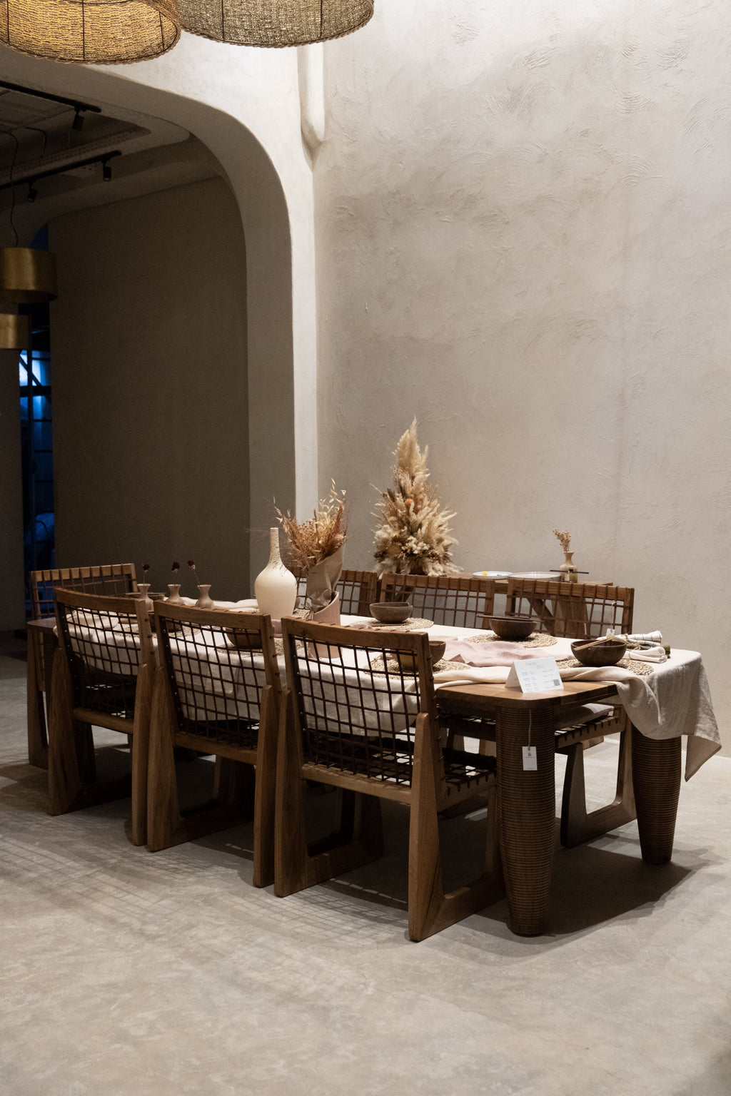 Table Rectangulaire en Noyer – Élégance et Intemporalité