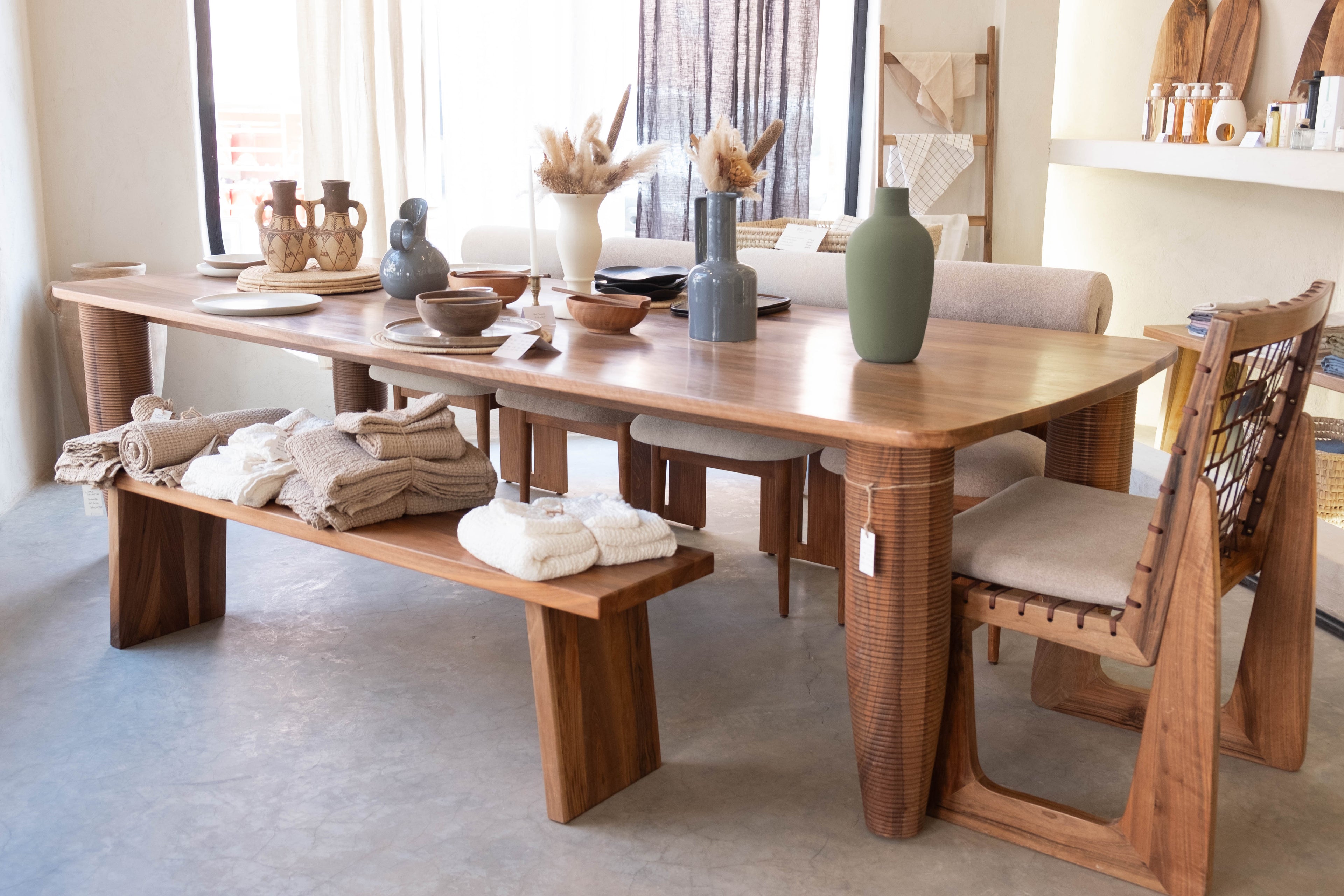 Table Rectangulaire en Noyer – Élégance et Intemporalité