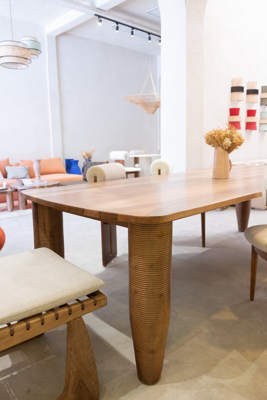 Table Rectangulaire en Noyer – Élégance et Intemporalité