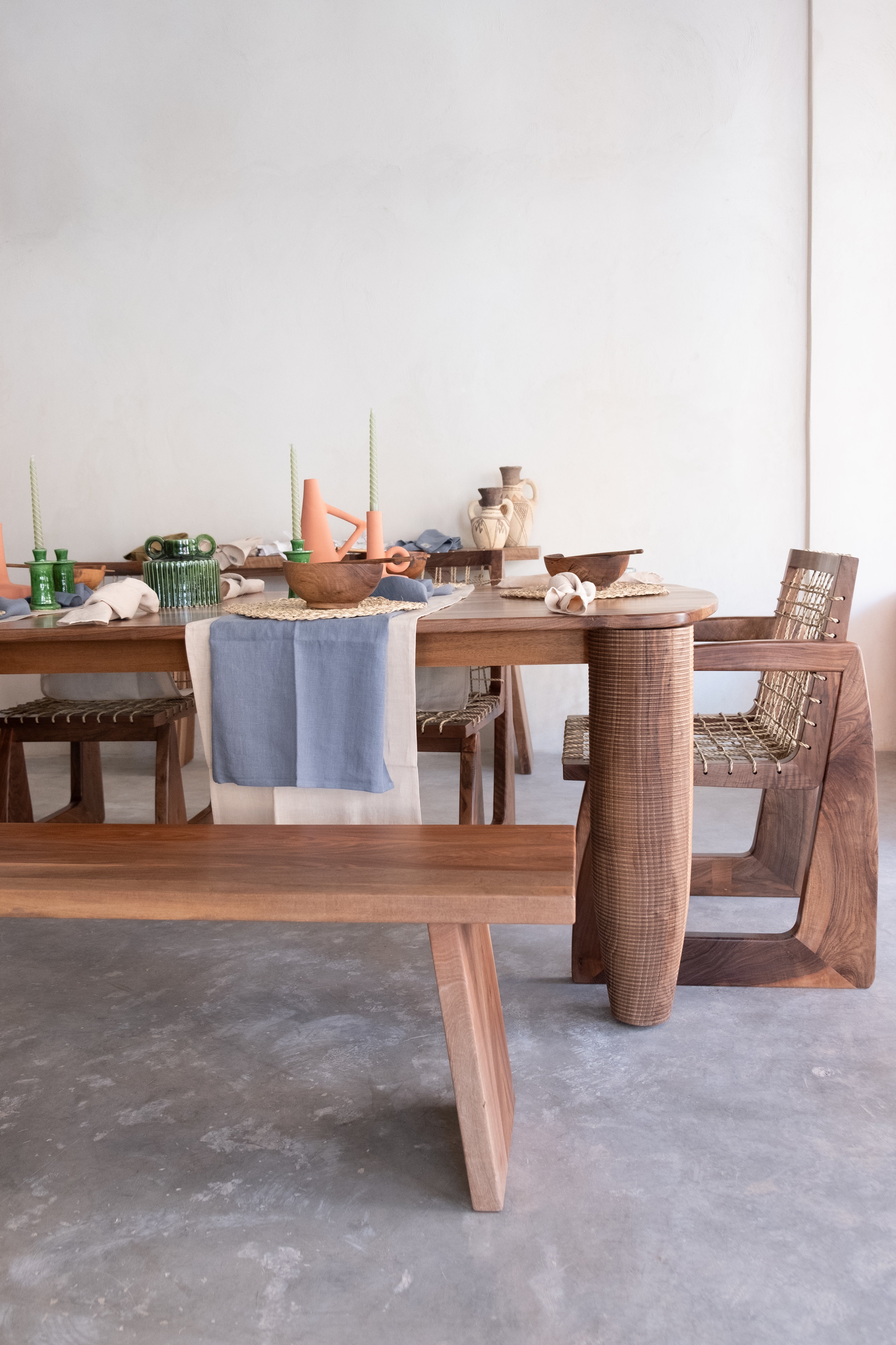 Table Rectangulaire en Noyer – Élégance et Intemporalité