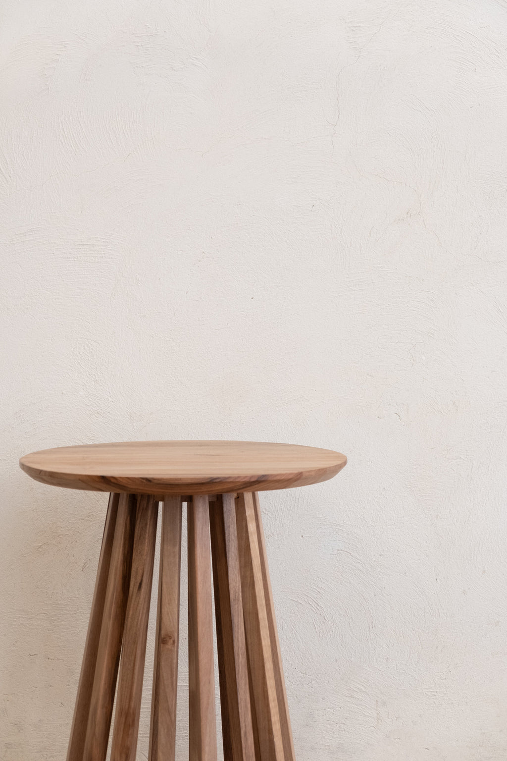 Table d’Appoint Ronde en Noyer – Élégance et Praticité