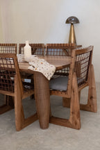 Table Rectangulaire en Noyer – Élégance et Intemporalité